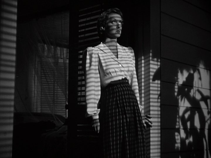 OnePerfectShot's tweet photo. The Dark Beauty of Film Noir in 50 Shots: https://t.co/NJxQ3e21iM https://t.co/Vjc9gmiDDD