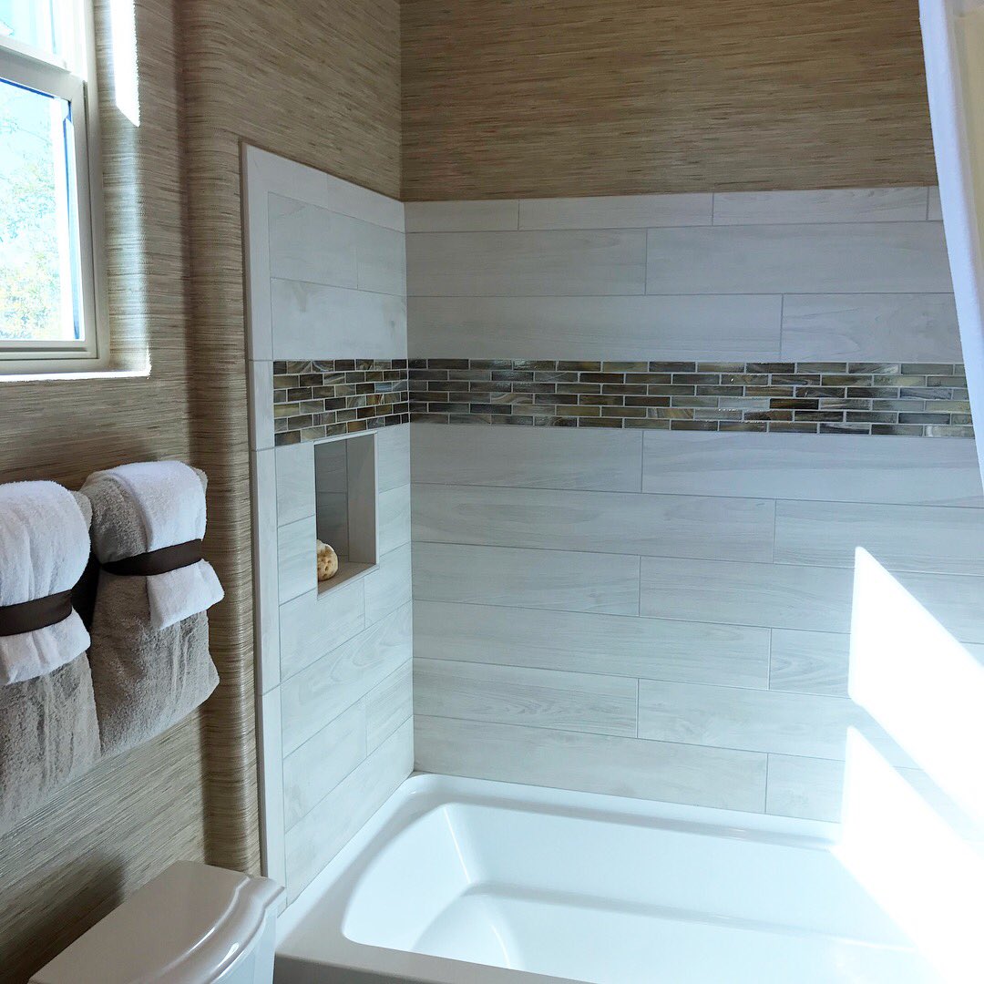 TettoRealty's tweet photo. Love the wallpaper and tiling in this bathroom.
#bathroom #shower #tile #tileshower #bathrooms #realestate #luxuryrealestate #luxuryhome #home #homes #homedesign #gilbert #gilbertaz #chandler #chandleraz #tempe #tempeaz #mesa #mesaaz #scottsdale #scottsdaleaz #phoenix #phoenixaz https://t.co/SNGuG0ps9k