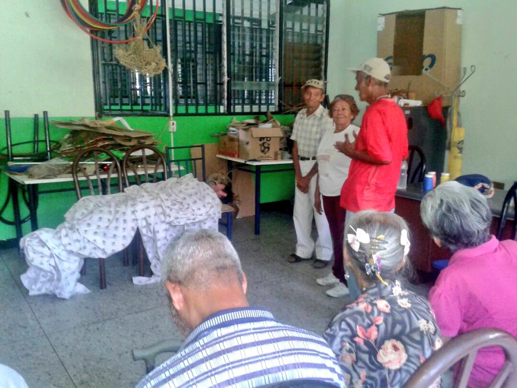 amilcarciber's tweet photo. Demostración De Las #Habilidades 💃🏃👫 Para La #Actuacion 🎥🎬 Entre Los Adultos Mayores 👵👴👵👴 #Talentos Enmarcados En El #AreaDeProgramasSociales ✏📚 La Cual Se Lo Disfrutaron y Se Lo Gozaron Mucho..! 😂😂😂 @NicolasMaduro @salainass @magallyvina @FNNSimon @anatina90 https://t.co/euERUnRnzY