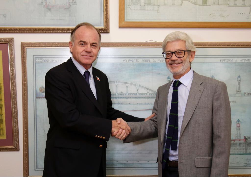 antoniowalkerp's tweet photo. Muy buena reunión con ministro de OOPP.Tema código de agua y seguridad de riego. Clave relación entre ministerios para Pte.@sebastianpinera https://t.co/z32zKzI99d