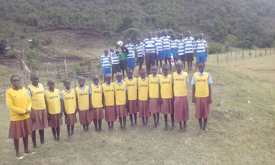 Children in Kiboi Primary School, Kenya proudly wearing their kit & training bibs my @OxCityFC U14's sent them last week.  
Small gestures = big smiles! :)
#oxfordcityfc #oxford