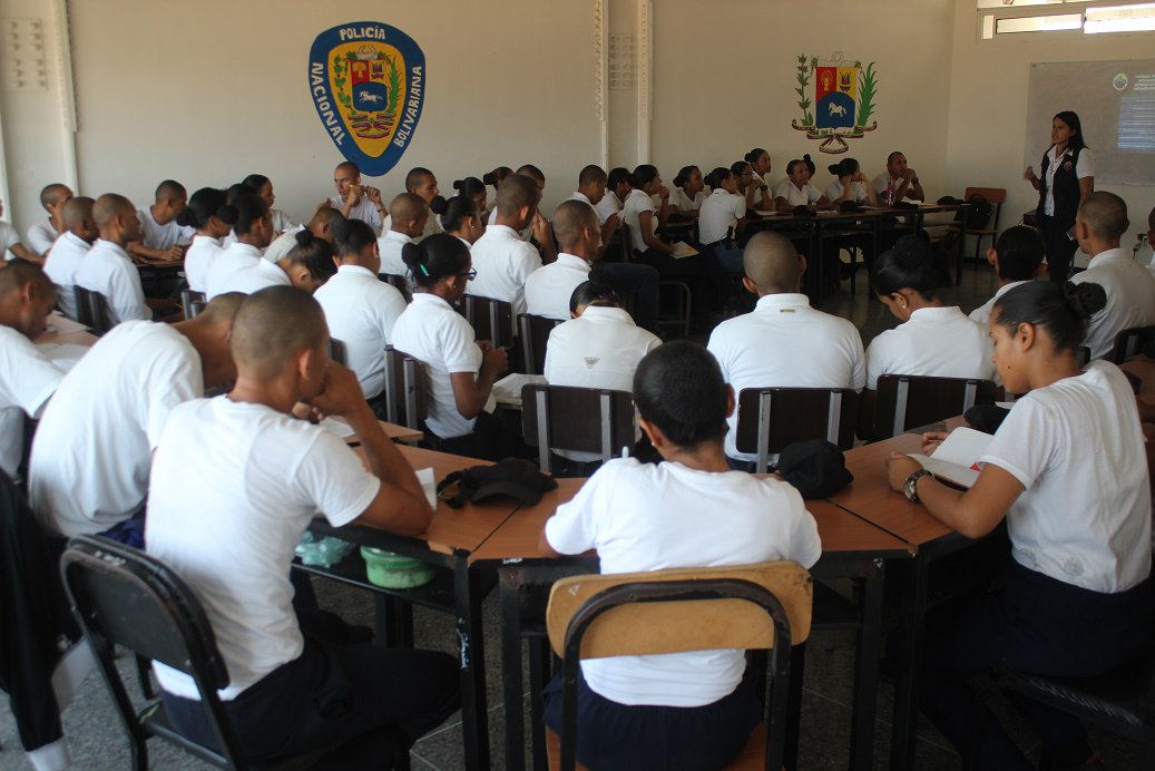 uneslara_'s tweet photo. Formación en derechos humanos a las y los estudiantes del PNF en servicio de policía de @UnesLaraCF por parte de la Dirección de Derechos Humanos https://t.co/7rDHGMZupK