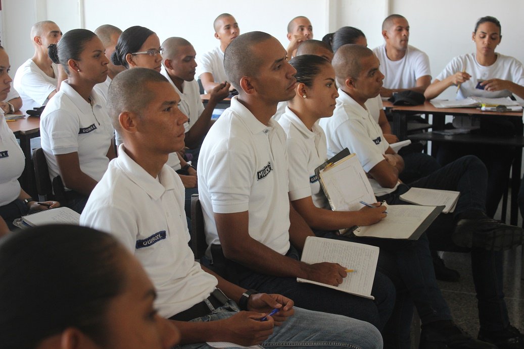 uneslara_'s tweet photo. Formación en derechos humanos a las y los estudiantes del PNF en servicio de policía de @UnesLaraCF por parte de la Dirección de Derechos Humanos https://t.co/7rDHGMZupK