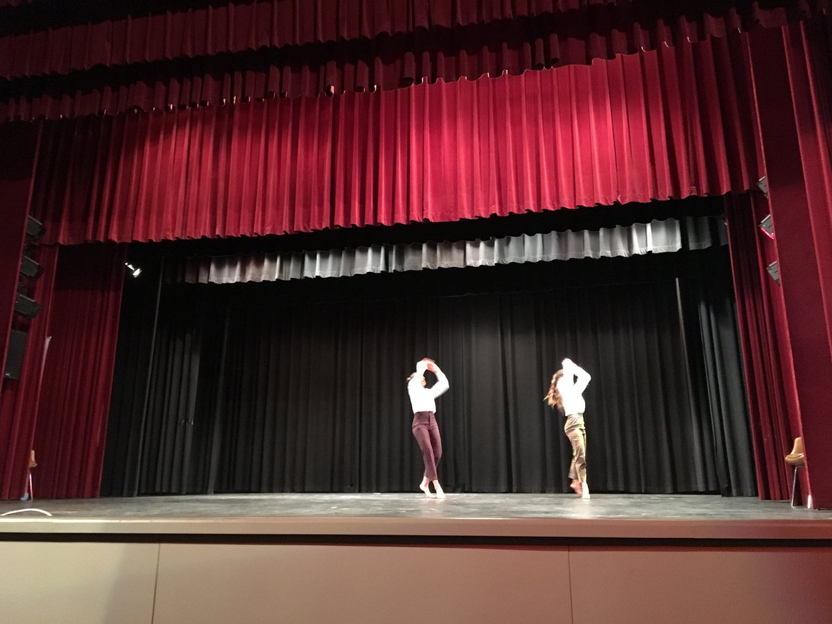evallory's tweet photo. La dansa plena de nova vida amb els nois i noies de secundària del Conservatori de Dansa del @institutteatre 👏🏼 https://t.co/PkEwMvSbdH