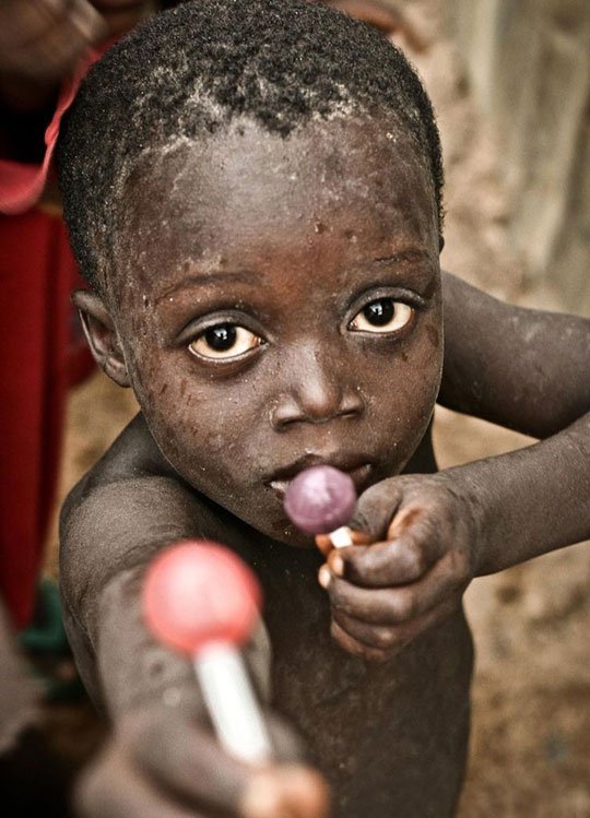 El mundo debe aprender mucho de esta foto. Jamás había visto un caramelo, y no duda en compatirlo con su fotógrafo (Emil Leonardi).