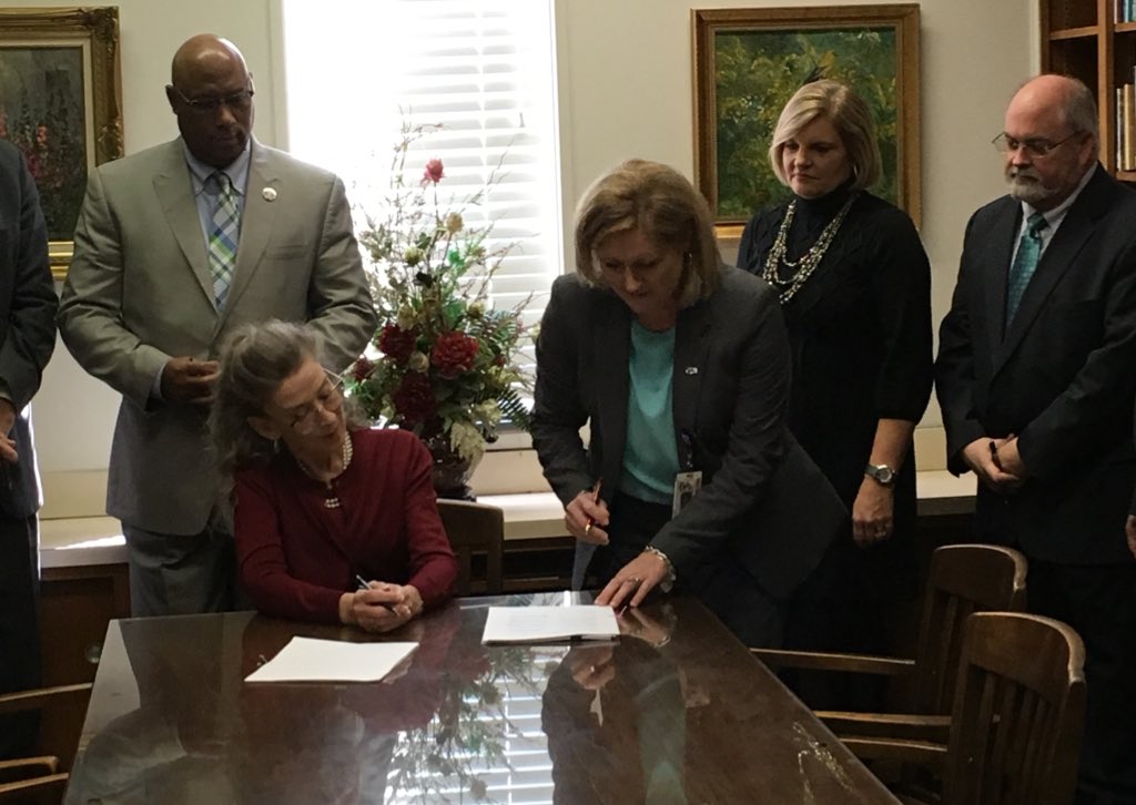 District 8 Chief Court Counselor Jennifer Short joined <a href="/NCCourts/">N.C. Judicial Branch</a>,  leaders in Greene &amp; Lenoir counties in signing agreement this AM. School-justice partnerships important part of #raisetheagenc initiative in Juvenile Justice Section, partnering agencies nccourts.org/News/NewsDetai…