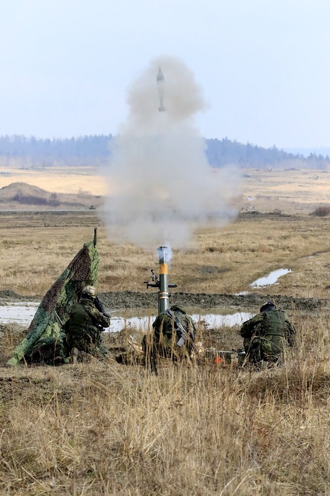 balt_security's tweet image. Troops from 🇨🇿 71st Mechanised Battalion (#71mpr) conducted live fire exercise with 120 mm mortars (type 82), at #Libavá MTA, in preparation for the deployment to Latvia 🇱🇻 within #eFP battle group #BGLVA #WeAreNATO 
👉(CZE) bit.ly/2GBcM35