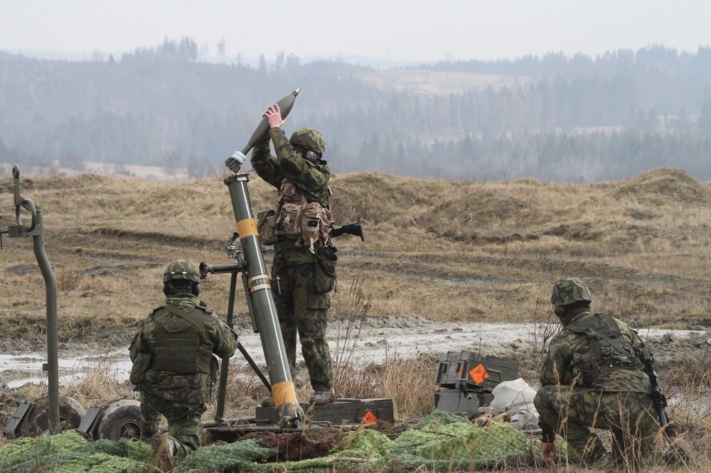 balt_security's tweet image. Troops from 🇨🇿 71st Mechanised Battalion (#71mpr) conducted live fire exercise with 120 mm mortars (type 82), at #Libavá MTA, in preparation for the deployment to Latvia 🇱🇻 within #eFP battle group #BGLVA #WeAreNATO 
👉(CZE) bit.ly/2GBcM35