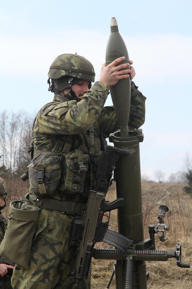 balt_security's tweet image. Troops from 🇨🇿 71st Mechanised Battalion (#71mpr) conducted live fire exercise with 120 mm mortars (type 82), at #Libavá MTA, in preparation for the deployment to Latvia 🇱🇻 within #eFP battle group #BGLVA #WeAreNATO 
👉(CZE) bit.ly/2GBcM35