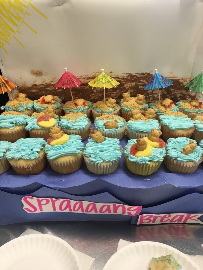 mrsclarkmhs's tweet photo. @Mehlville_HS  @MsZielinskiMHS  8th block Foods 2 Cupcake Wars!  Game on! #WeAreMehlville  #msdr #mhsfoodie @MehlvilleSD https://t.co/es4KDlGFCs