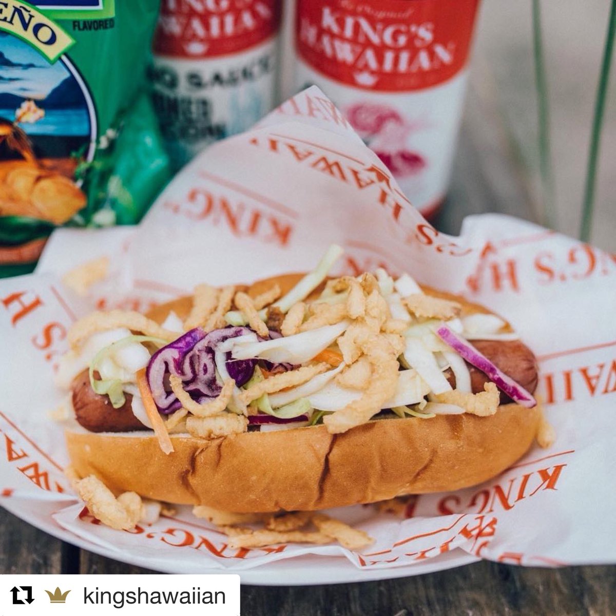 SnappySnacks's tweet image. King's Hawaiian is in #Austin all weekend at @rachaelray’s #RRFeedbackHouse serving up some delicious food like this grilled hot dog with ginger sesame slaw. Made with NEW #KingsHawaiian Sweet Island Ginger BBQ Sauce!
#SXSW  #atx #rachaelray #rrfeedback #poweredbysnappysnacks