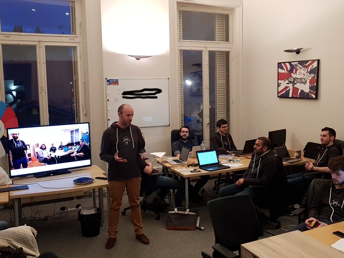 leo_versusmind's tweet photo. Lancement du #VersusHackathon2018 48h pour créer les solutions #sante de demain ! https://t.co/ghNHp0QKlX