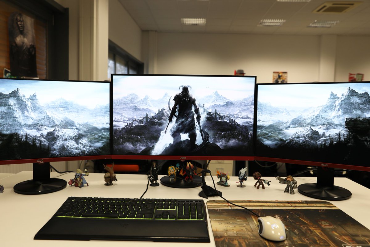 Aoc Gaming Our G2790px Sure Looks Good As The Centerpiece Of A Frameless Triple Setup What Do You Look For In A Gaming Monitor When Considering Multiple Displays T Co Fafoliyahu