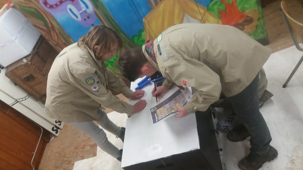 SIdeetjes's tweet photo. Jeugdleden weten als geen ander hoe een patrouillekist eruit moet zien.
Dit kun je 1 keer in de 4 jaar herhalen. 
#DollePret #Klieder https://t.co/XmPhlcWmar