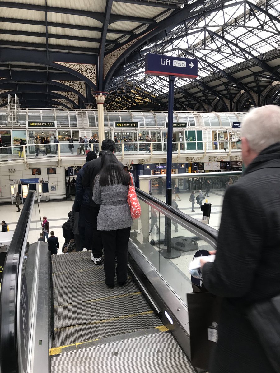 TimeViews's tweet image. Liverpool Street Station, London - 1976 and 2018 #liverpoolstreet #Railways #Platform2