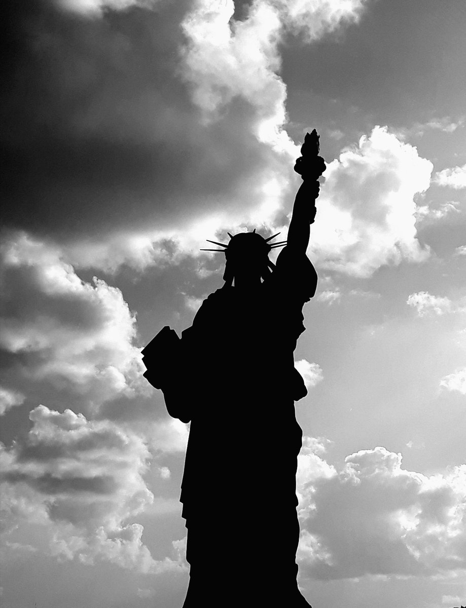 MustangSteeve71's tweet image. La Liberté allume les Étoiles de la Nuit.......🌟🌛🌟
Bonne Soirée lumineuse à Tous 💋
My 📷 Today 
#Paris #PontdeGrenelle