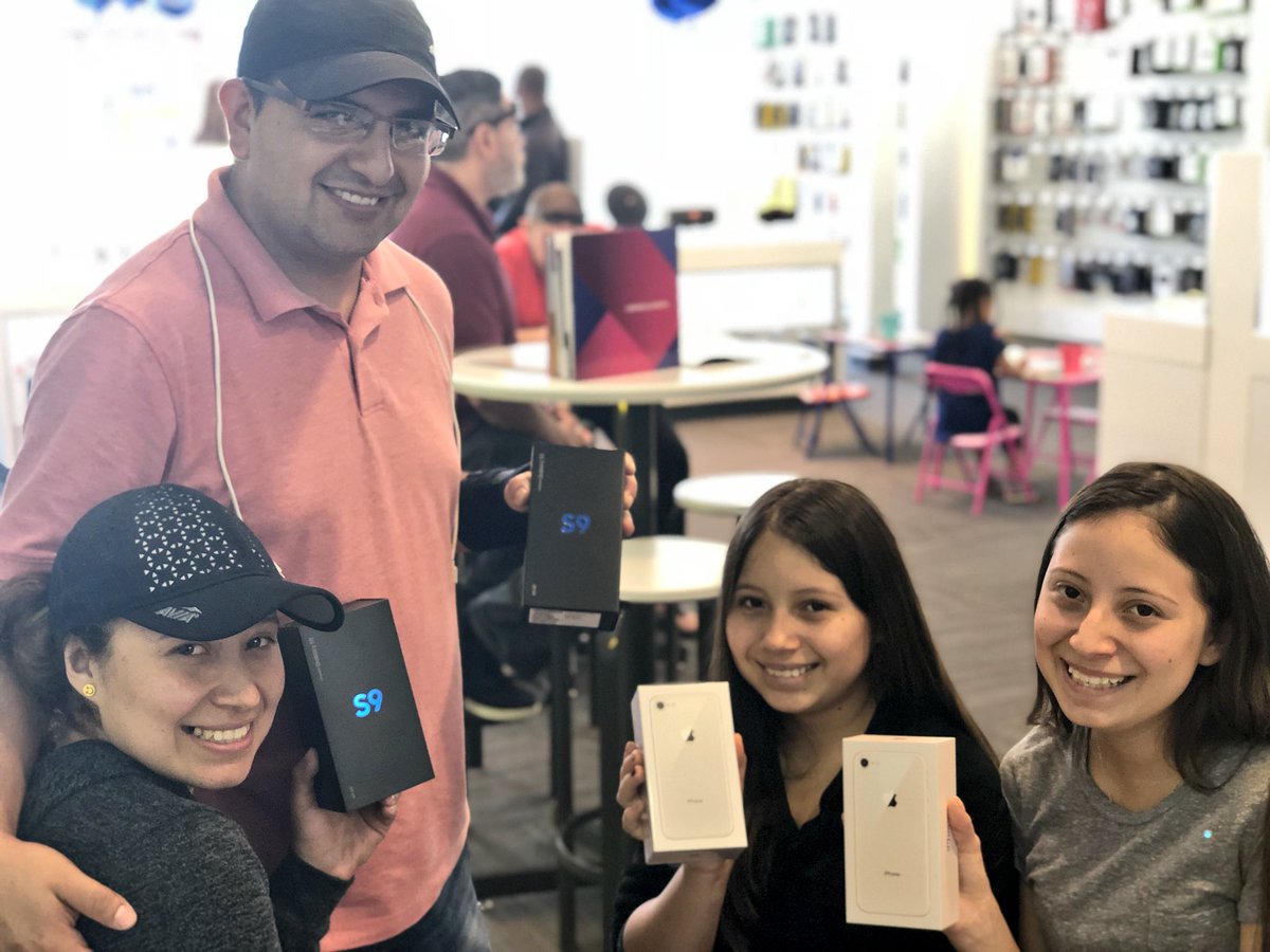 semoran2shb's tweet photo. #SamsungGalaxyS9 #LaunchDay #FullStore #HappyCustomers @SprintEast @Sprint4FL @SamsungMobile @marceloclaure https://t.co/2TQFI7dZYo