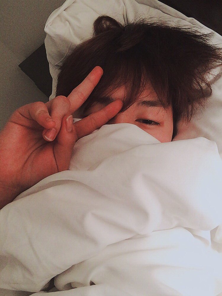 vmins_'s tweet photo. “jimin’s sleepy face is really cute” - kim taehyung https://t.co/1QgYLQZQfb