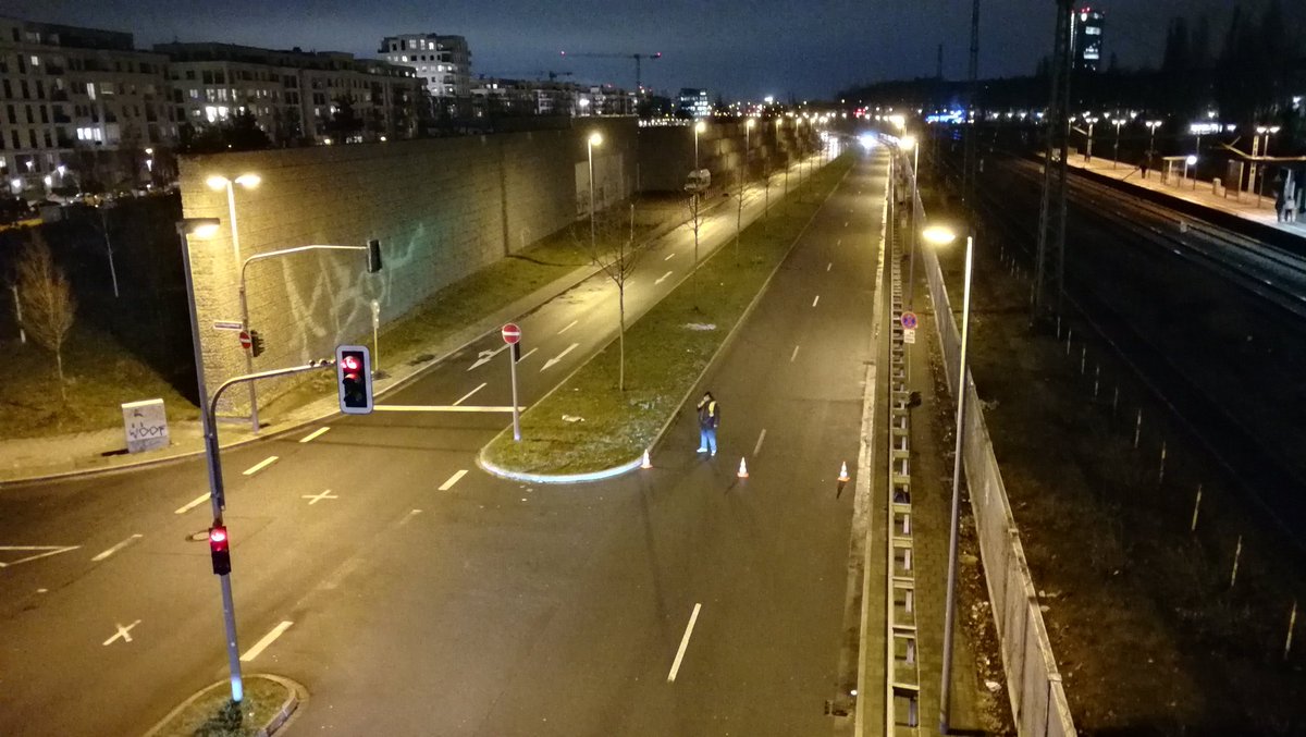 ThomasKuhn's tweet photo. Früher hat #ActionConcept ja in #Grevenbroich gedreht. Jetzt arbeite ich an der Toulouser Allee in #Düsseldorf. Und wer filmt vor der Türe? #Cobra11
Na dann, viel Spaß beim Explodieren. https://t.co/Xy5VmaiuAg