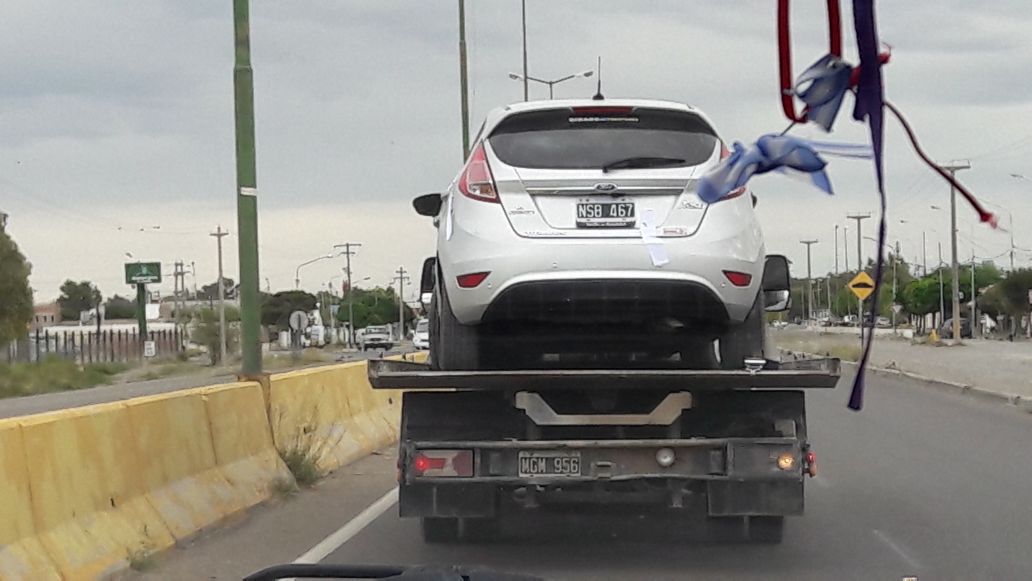 #Ahora #PlayaUnión #Chubut #CasoCorrea Una grúa policial se llevó un Ford Focus de la casa de <a href="/DiegoLuters/">Petardin</a>
