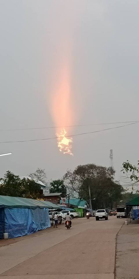 deZabedrosky's tweet photo. Parece la caída de un meteorito pero es el reflejo de los rayos solares sobre Chaiyaphum, #Thailand, un extraño fenómeno visto el 13.03.2018 por Assada Pringam. #Phenomenon #Skies #Sunset #Fireball #ufo #Pareidolia #Meteor #TwilightRays #zabedrosky #RayosCrepusculares #ปรากฏการณ์ https://t.co/VdIEm0N7Ys
