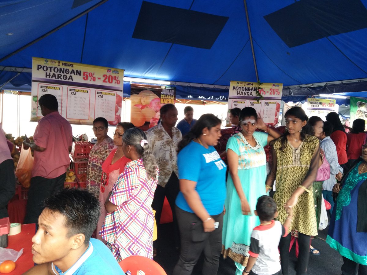 nbosfama's tweet photo. Sedang berlangsung Program my Best Buy@Fiesta NBOS Mesra Rakyat jementah segamat.. Pelbagai produk jualan yang murah2.. Jom ramai2 meriahkan..
#MyBestBuy 
#nbos 
#famadihatirakyat https://t.co/RqfeQeRABu