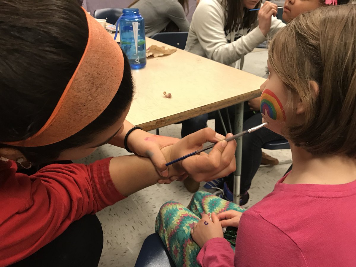 Ferguson_RES's tweet image. We can always count on our @glndschools students to help out with @RES_Roadrunners #spaghettidinner! @ghsceramics @MrsBorgie! #4thgraderocks #facepainting