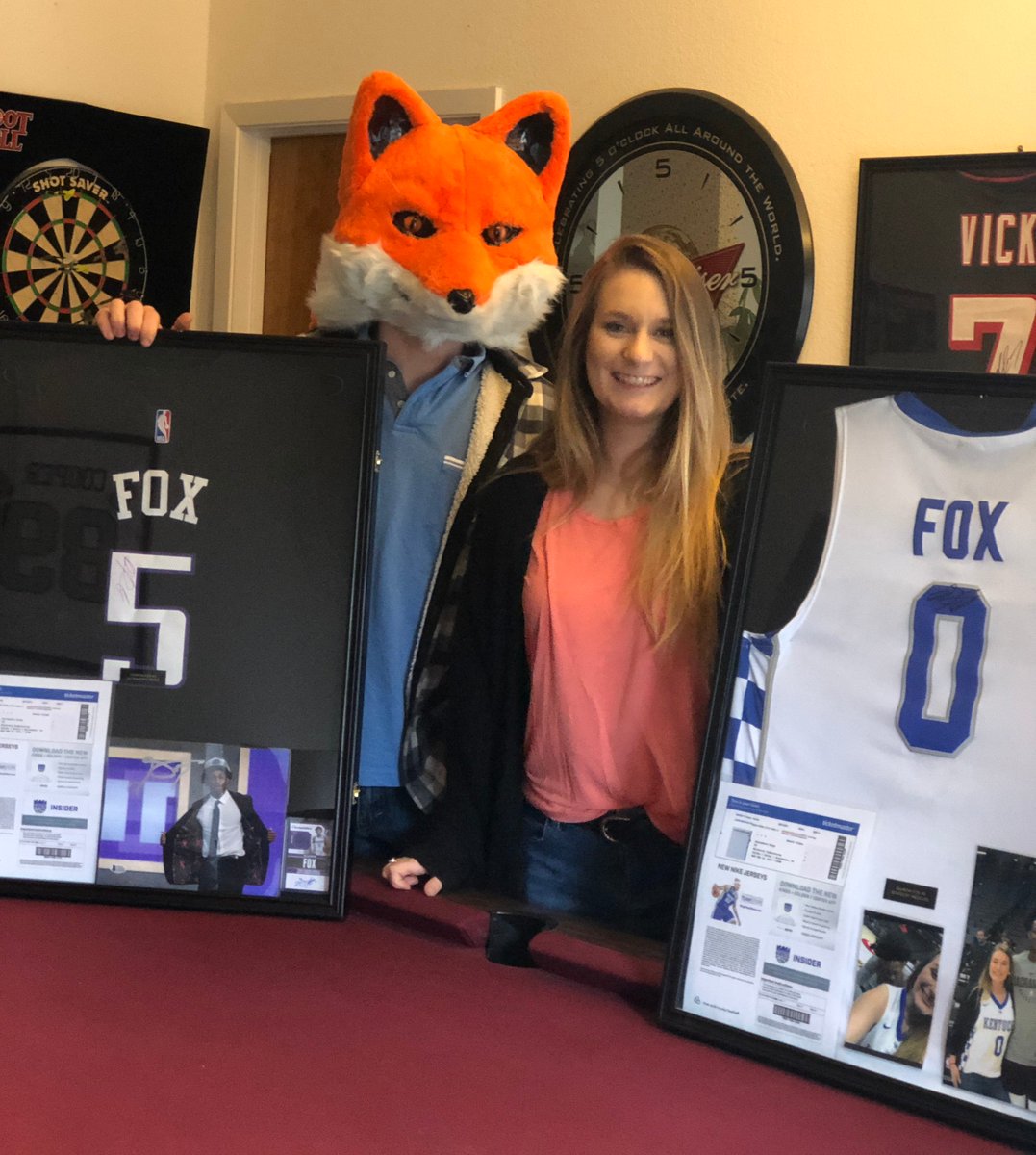 johncunha01's tweet photo. Thanks for taking the time to meet with us and for our amazing wall art! It made our night extra special #FoxFam #FoxFanClub P.S. I wouldn't mind beating the Warriors tonight and having you send me an autographed game used City Edition Jersey for my birthday.@swipathefox https://t.co/vQzlVu0M5o