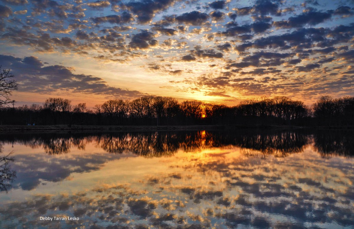 maggietime's tweet image. @EarthandClouds Sunset at the lake in rural Illinois.