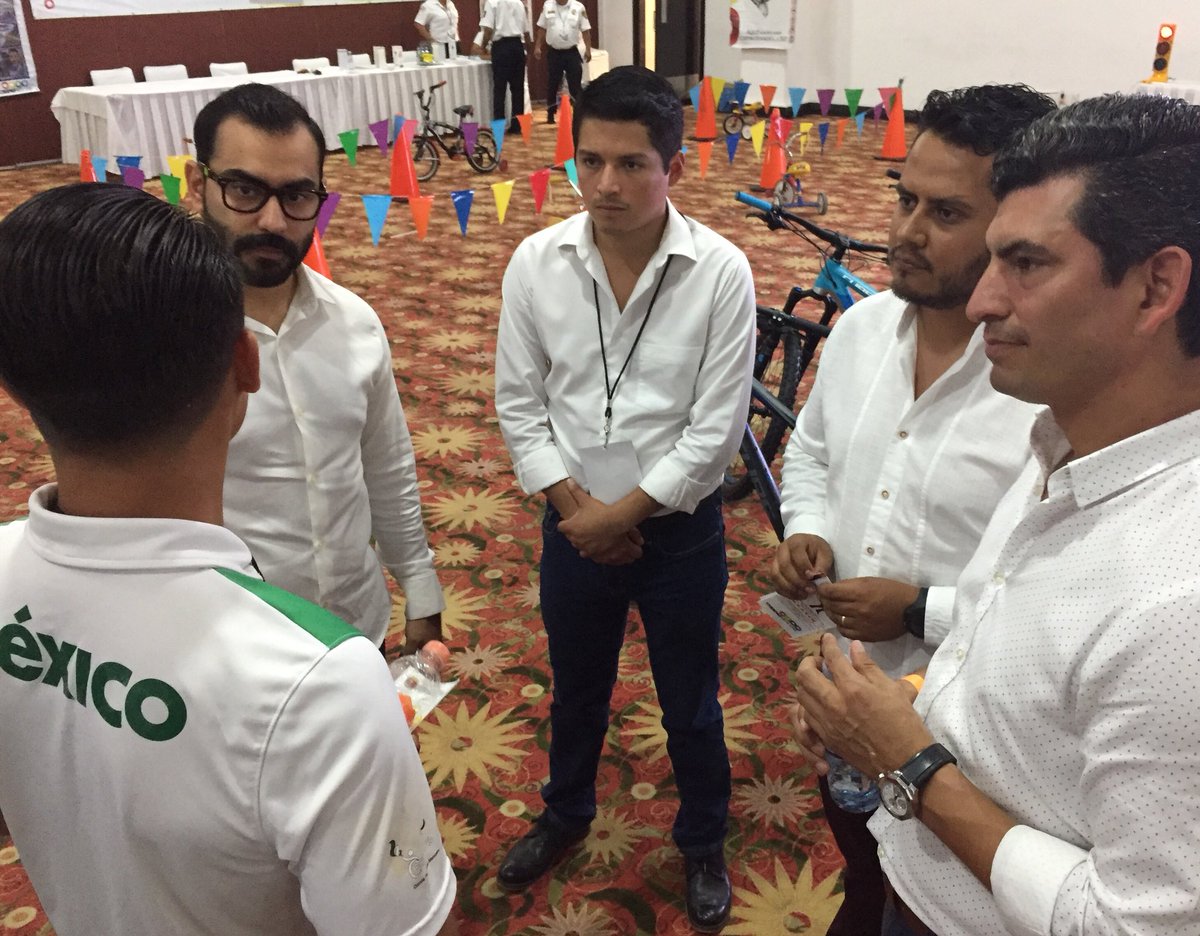 JivanFC's tweet photo. Inaugurando la Expo Bici Chiapas 2018 con el Secretario @Samuelleon84, impulsamos el uso de la bicicleta como medio de transporte fundamental para la movilidad en las ciudades #SJRYD @juvydepchis https://t.co/i94dyqfl7b