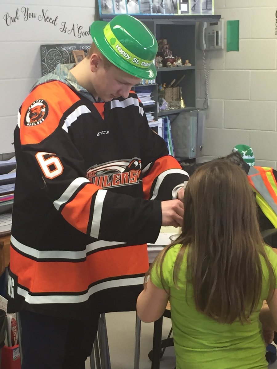 Some great role models from @RawTecMaulers visiting our little cougars today!!!  Thank you boys, you made the day for some excited young kids today!!!@SchoolColumbia <a href="/GSSD204/">Good Spirit SD</a>