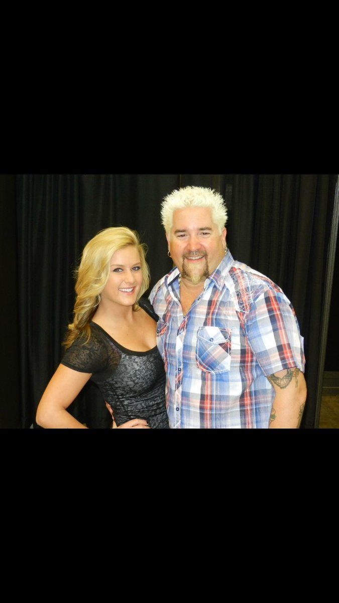 ElainaVictoria's tweet photo. Hanging @GuyFieri Vegas Kitchen. 🙌🏼 https://t.co/jlmNdQtjtF