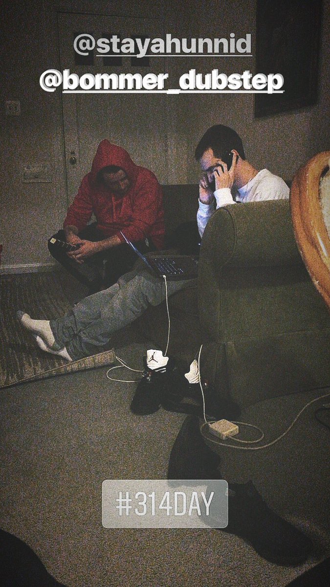 Stayahunnid's tweet photo. Work Work Work Work (Rihanna Voice) https://t.co/XztDN6oZgP