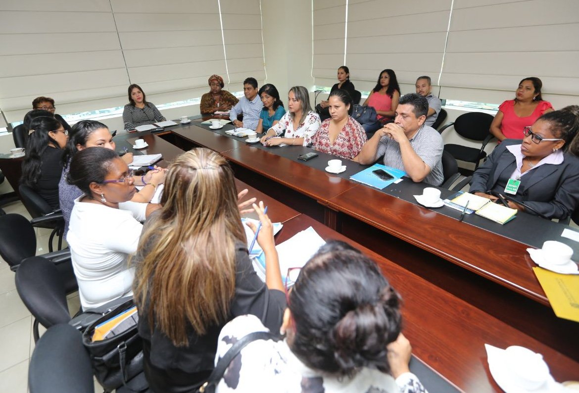 Vice_Ec's tweet photo. 📄| La vicepresidenta @marialevicuna amplía el diálogo con representantes de la Economía Popular y Solidaria, en Guayaquil. 
Detalles aquí: https://t.co/XLe7JjUPxY https://t.co/BwVEdPX2ZC