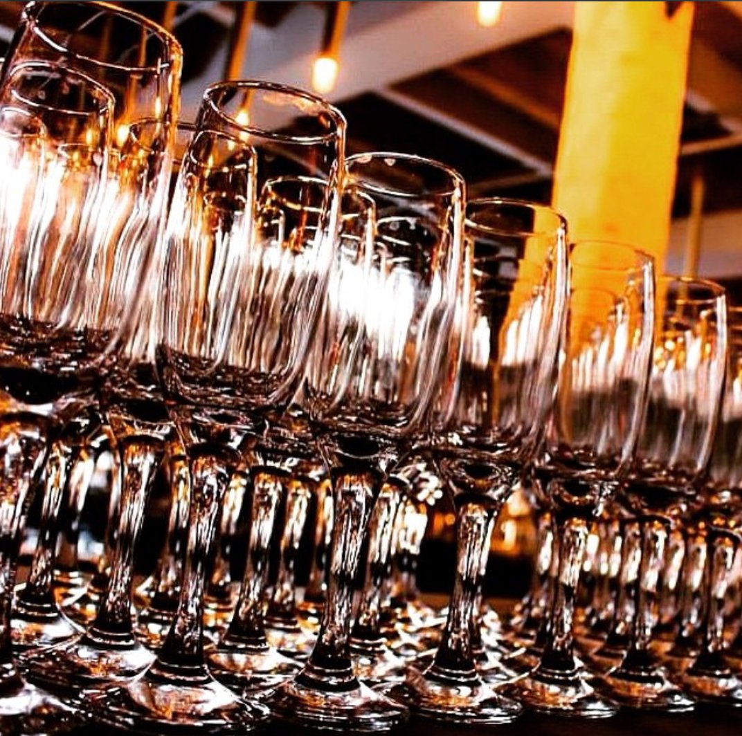 Celebrate this friday with some much deserved bubbly!  Enjoy Brassaii's $5 prosecco special from 5:30-7:30!

#friyay #happyhour #bubbly #toronto #kingwest #cheers #drinks