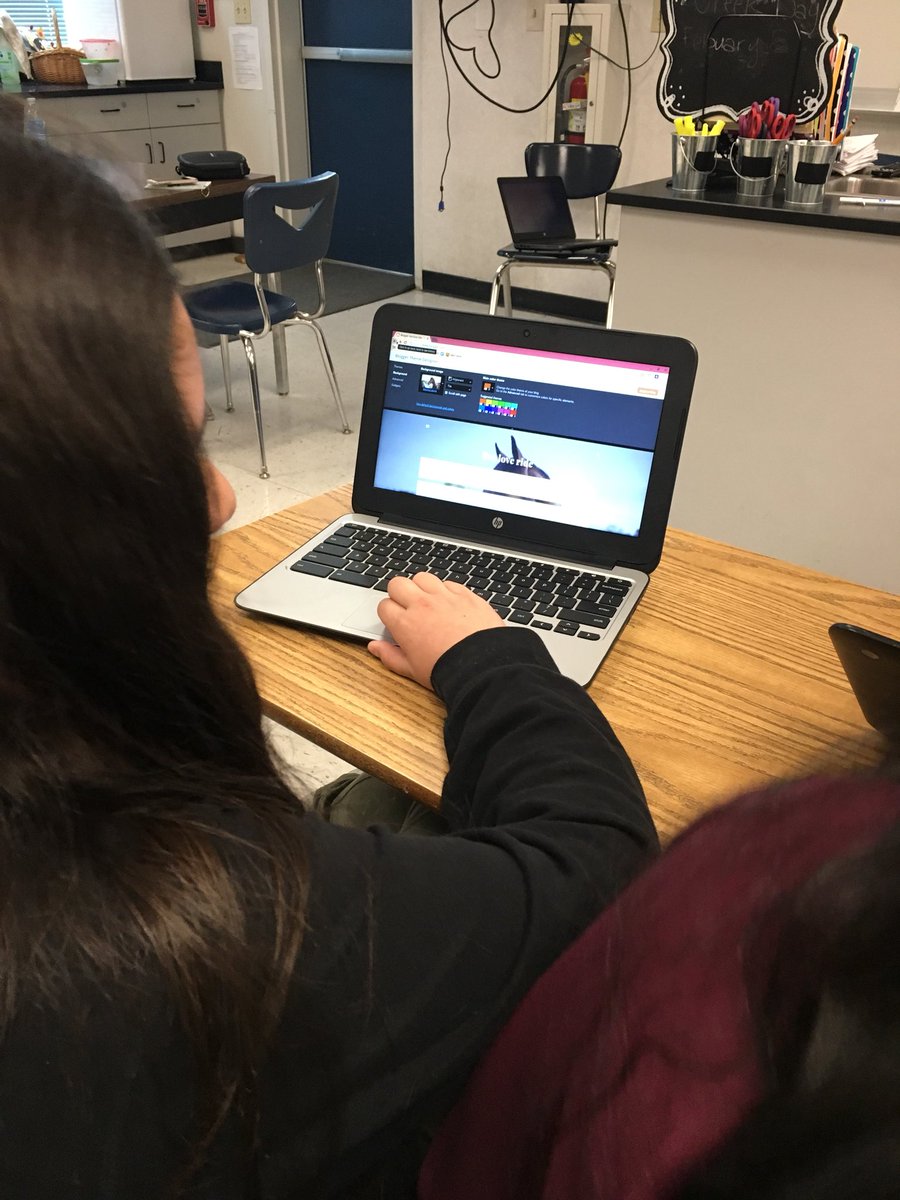 ChenoaNowlin's tweet photo. Fun Friday helping my students set up their new blog accounts! Shout out to Abi Nowlin for being our guest speaker!! https://t.co/80jPalf4jT
