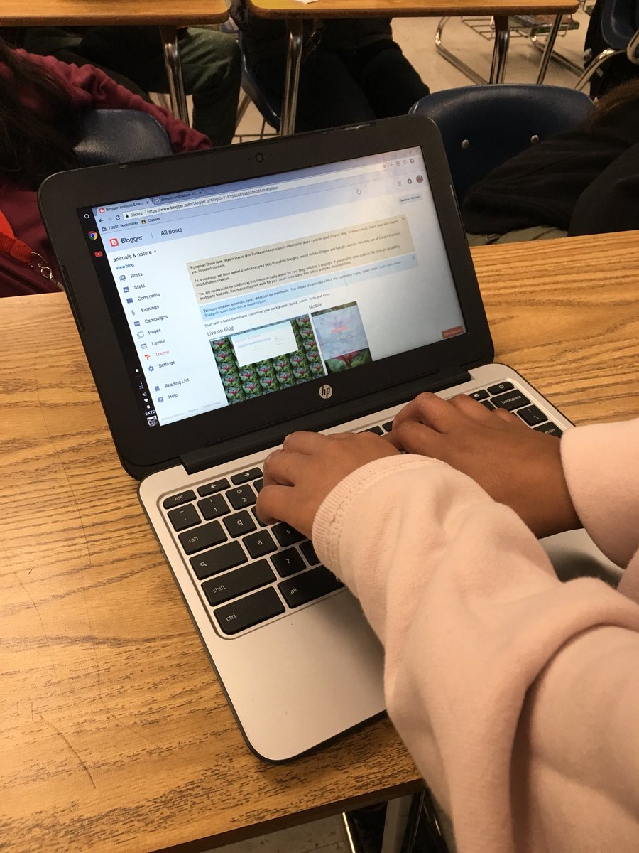 ChenoaNowlin's tweet photo. Fun Friday helping my students set up their new blog accounts! Shout out to Abi Nowlin for being our guest speaker!! https://t.co/80jPalf4jT
