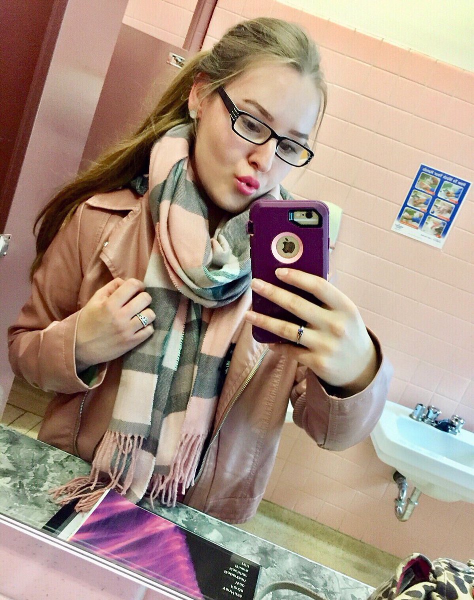 ashleexoxo83's tweet photo. happy cause life’s pretty great and it’s fall which means pretty blanket scarves 💗🍂 https://t.co/by2DzVfm6T