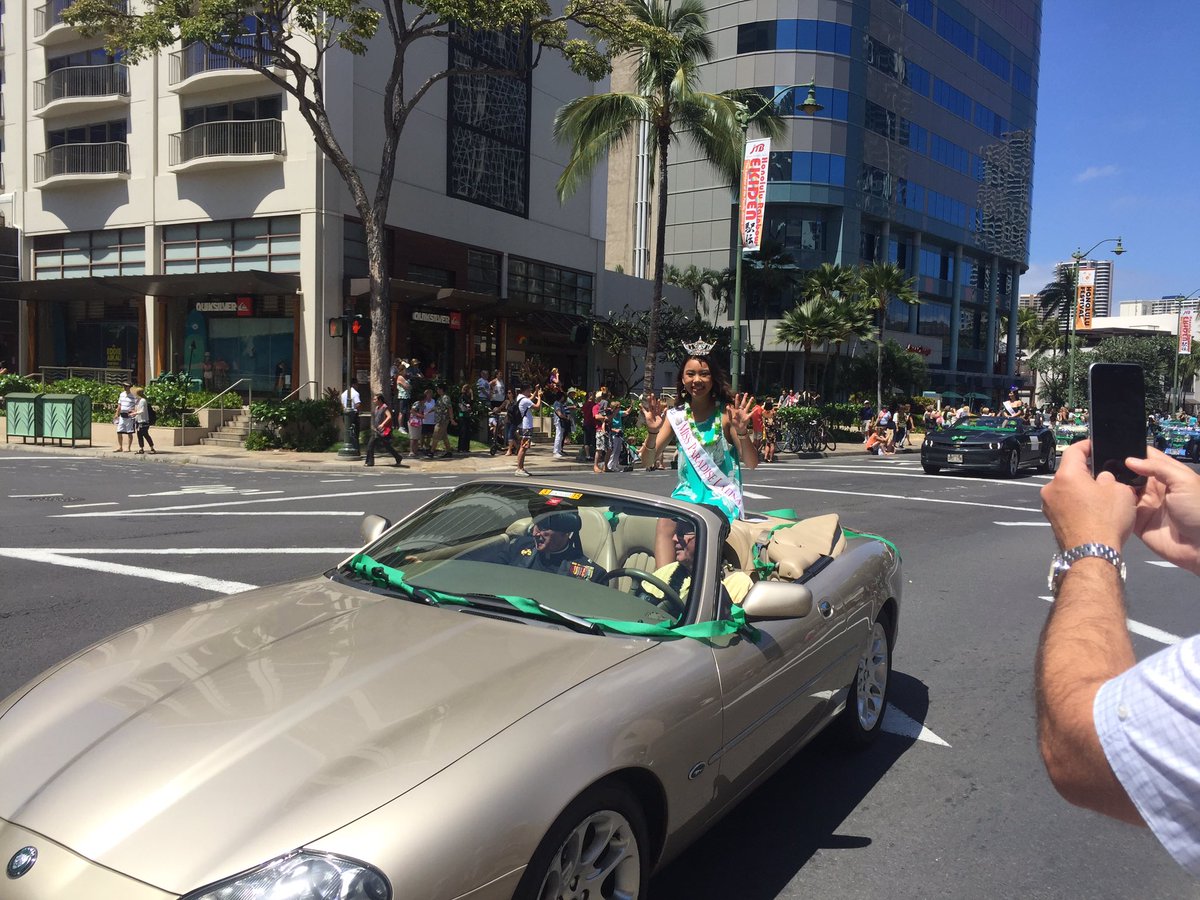 PuntingBaron's tweet photo. #StPatricksDay2017 spent in Hawaii!
#StPatricksDay2018 spent on a Saturday morning in the office! Take me back please! https://t.co/fjVE4nvWbN