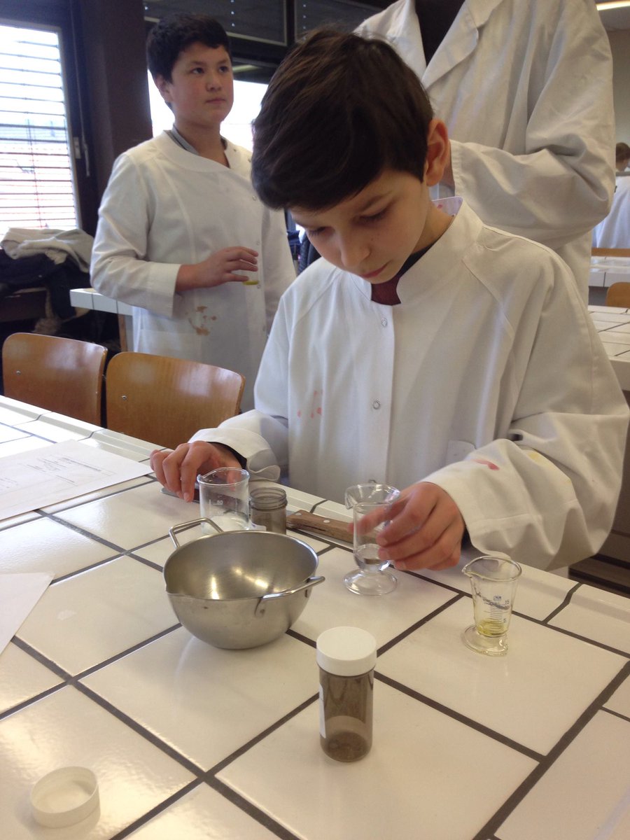 BAPitzemburg's tweet image. Leerlingen van 1A5 @BAPitzemburg op bezoek bij @babotaniek voor workshop &apos;maak je eigen handcrème&apos;. Dit is helemaal #samenlerensamenleven @GO_onderwijs. @STEM_FL is FUN!