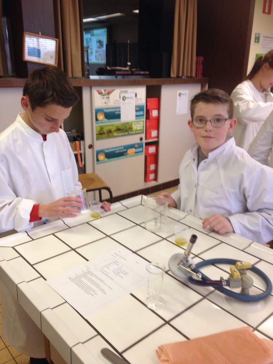 BAPitzemburg's tweet image. Leerlingen van 1A5 @BAPitzemburg op bezoek bij @babotaniek voor workshop &apos;maak je eigen handcrème&apos;. Dit is helemaal #samenlerensamenleven @GO_onderwijs. @STEM_FL is FUN!