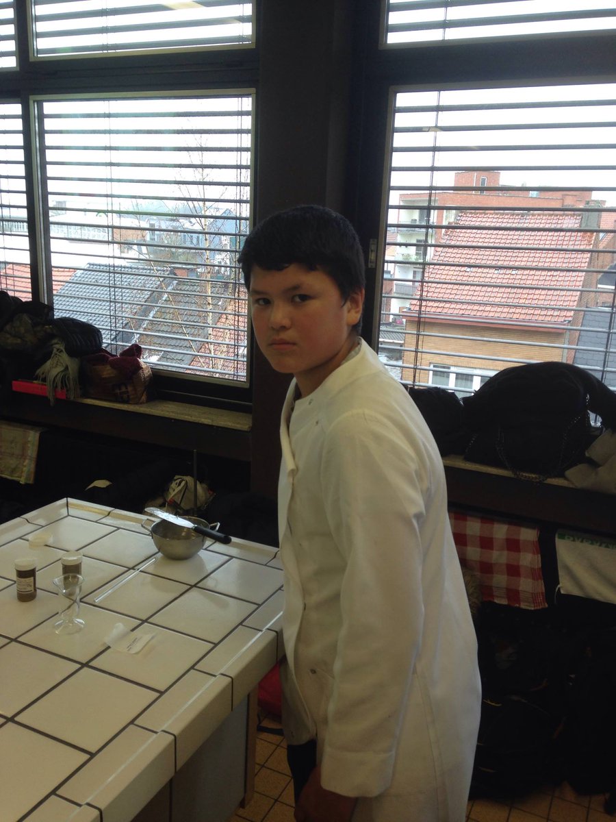 BAPitzemburg's tweet image. Leerlingen van 1A5 @BAPitzemburg op bezoek bij @babotaniek voor workshop &apos;maak je eigen handcrème&apos;. Dit is helemaal #samenlerensamenleven @GO_onderwijs. @STEM_FL is FUN!