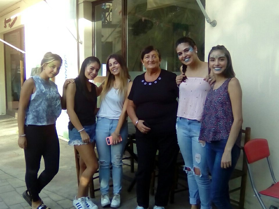 MirnaLusso55's tweet photo. Atr con las models  en el Blas Shopping https://t.co/MPChNn7fV2