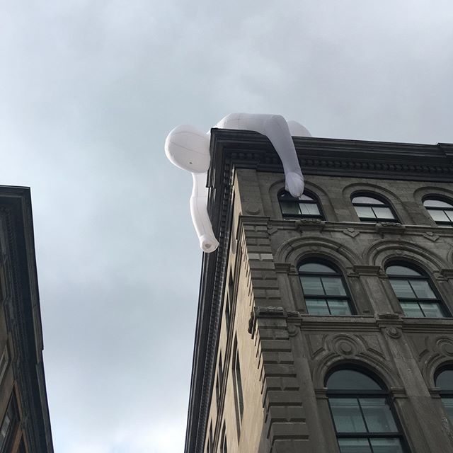 A buddy in the sky. In Old Montreal. // Un bonhomme suspendu dans le Vieux Montréal. 
#art #publicart #montreal #montréal #montréaljetaime #mtl #mtloldport #sky #inthesky #lookup #lookuptothesky #sculptureoftheday #scupltures #artinstallation #artmontreal #artinthestreets #a…