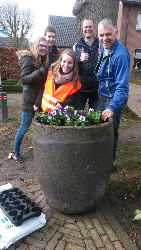 SPH_DeLutte's tweet photo. Laat het voorjaar maar komen! Morgen zullen wij de kou trotseren om iedereen in De Lutte te voorzien van potgrond. #DeLutte https://t.co/qk16NEAGe2