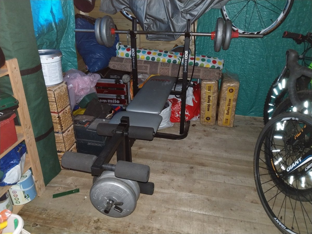 WhiteMik's tweet image. My good old faithful weight bench which has helped me prepare for every Marthon, Half,Ultra,10k,5k, Triathlon, Duathlon,Open water and Fan dance I've ever done is back.
Once rammed into a small shed but now rammed into a slightly bigger one  #NoExpensiveGyms  #SimpleButEffective