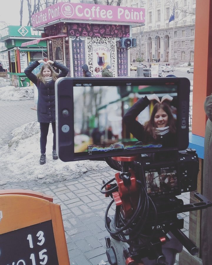 IlonaBIP's tweet photo. #LayInUkraine
#KpopUkraine 
У них такие охуенные камеры💜 https://t.co/CNWKu2VEOU