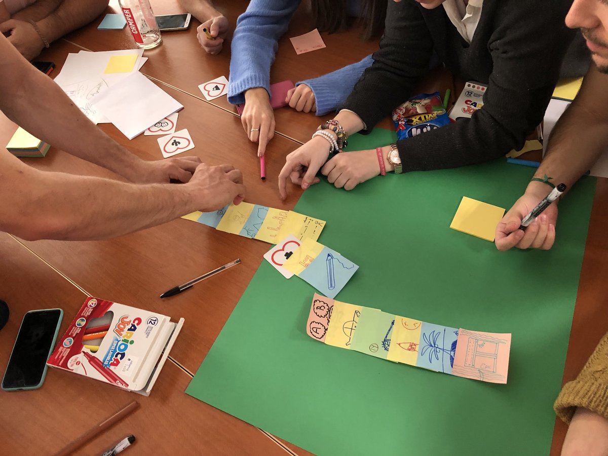 anasalamanca99's tweet photo. Nuestro cerebro es considerado como un órgano eminentemente visual. Hoy 66 futuros profes de la @upsa lo han comprobado #visualthinking para pensar y aprender mejor https://t.co/K9lPa0UsmZ