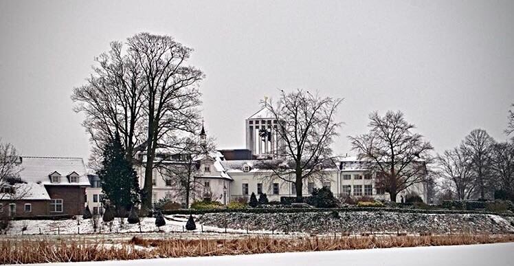 Vandaag kwam de ANBO filmen bij Woonzorgcentrum Sint Anna voor #vanhuisnaarthuis. Bij dit initiatief worden 10 bestuurders in de zorg uitgenodigd informeel op bezoek te gaan bij  een collega-bestuurder. Prachtige ervaring, ook voor verzorgende Nikkie!