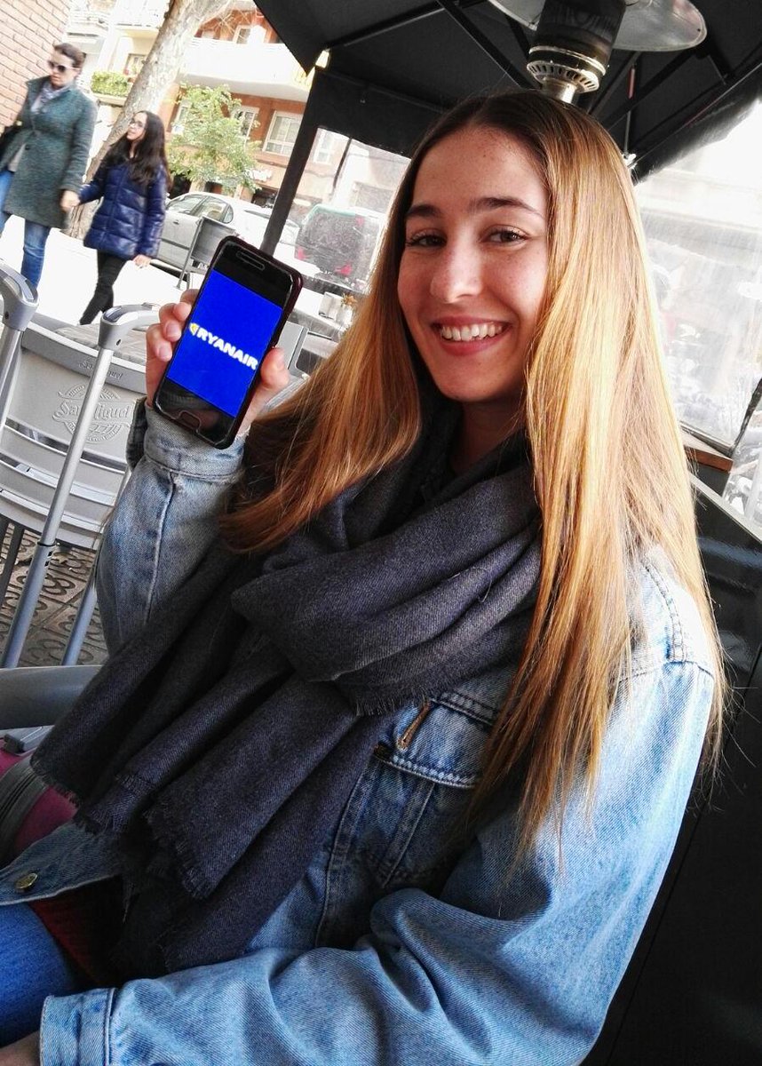 b_tricee's tweet photo. La chica del meme @MartaGrauC estaba harta de que la parasen por la calle. Con su móvil pudo reservar un vuelo y huir del país. #lemursuab https://t.co/RN2LuU1W9q